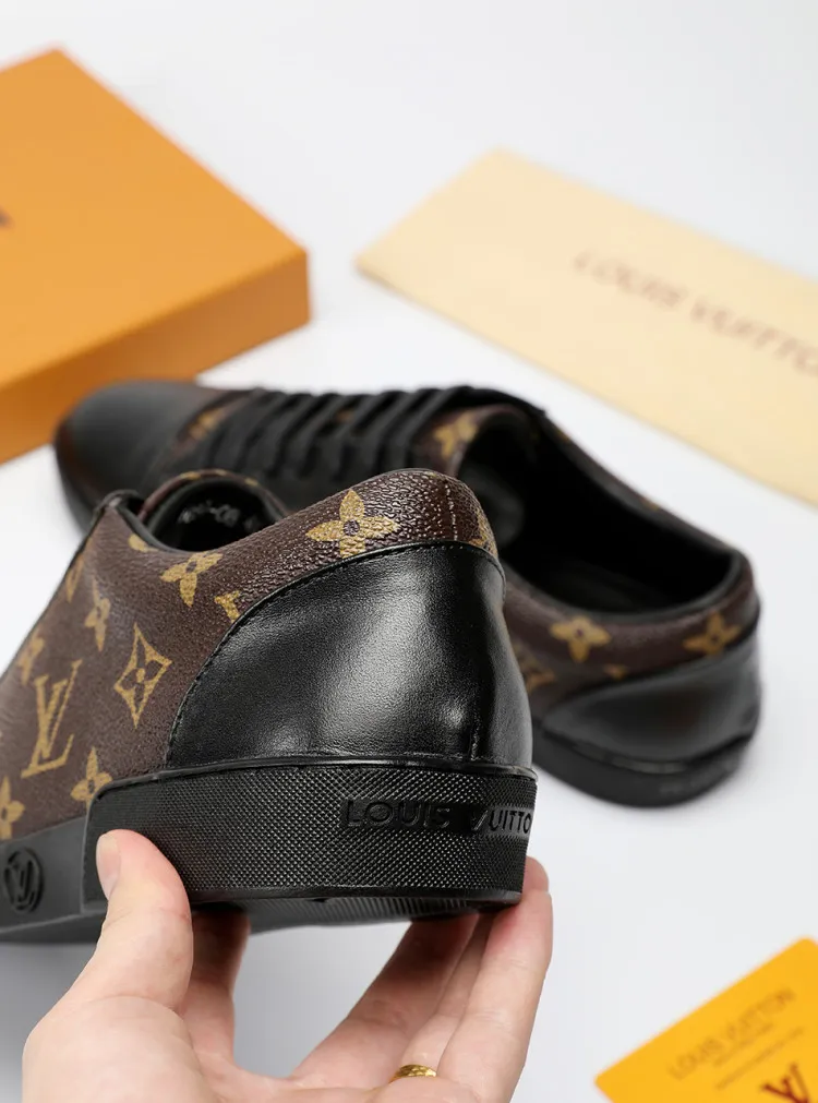 Factory price: 360💰LV official website popular series🔥🔥: 2 production, selected high-end imported cowhide, sheepskin lining sheepskin pads, paired with Louis Vuitton Monogram Ecli men's shoes 💰se canvas and pure black rubber soles, the ultimate simple design, the perfect interpretation of the latest inspiration for shoes, the integration of classics and fashion, high-end quality, worthy of your possession. The bottom car line will never be unglued🏆🏆🏆Welcome all sellers to sell in the picture above. We can send one piece on behalf of you. The code number is 38-44 (45 codes can be customized)